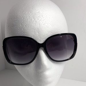 Woman’s Steve Madden sunglasses